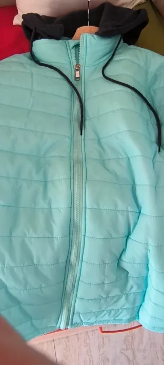 Giubbotto poliestere di colore azzurro chia