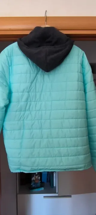 Giubbotto poliestere di colore azzurro chia