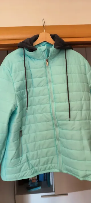 Giubbotto poliestere di colore azzurro chia