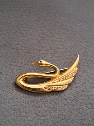 Broche cisne dorado con pedrería