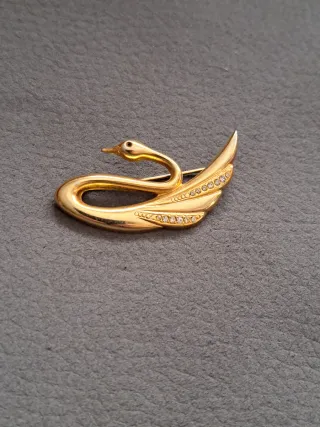 Broche cisne dorado con pedrería