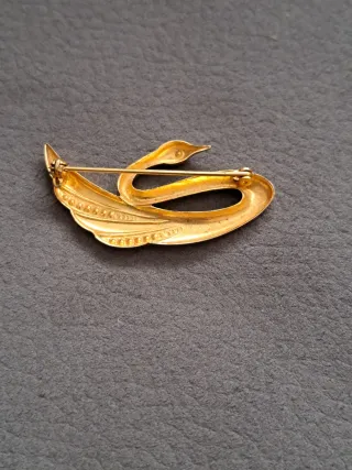 Broche cisne dorado con pedrería