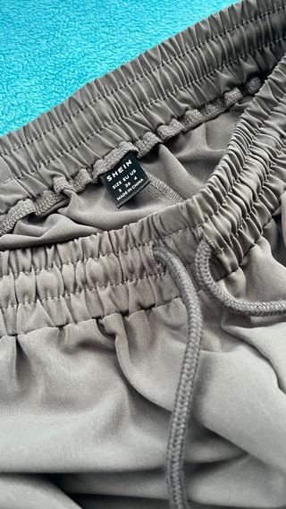 Conjunto Shein top y pantalón gris oscuro