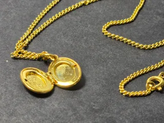 Collar de oro con medallón floral