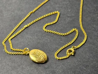 Collar de oro con medallón floral