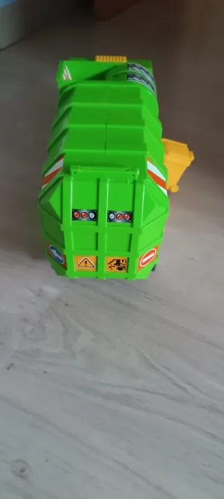 Camión de basura con contenedor