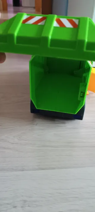 Camión de basura con contenedor