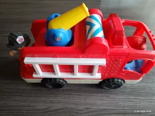 Camión de bomberos de juguete rojo