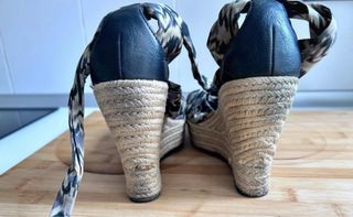 Sandalias UGG cuña esparto estampado