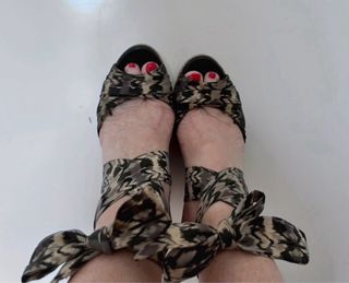 Sandalias UGG cuña esparto estampado