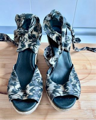 Sandalias UGG cuña esparto estampado