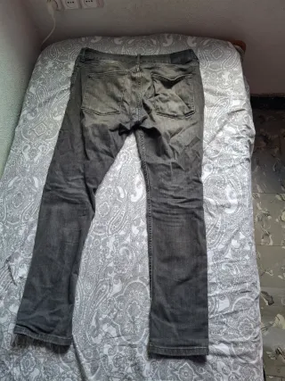 Pantalón gris