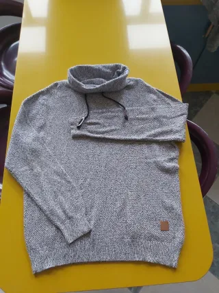 Jersey gris cuello alto con cordón