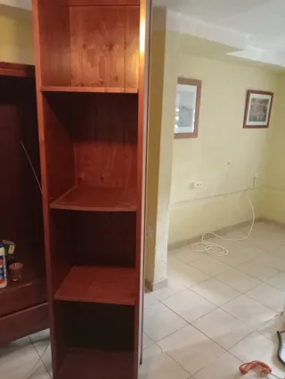 Estantería de madera alta