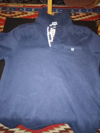 Playera azul con estampado