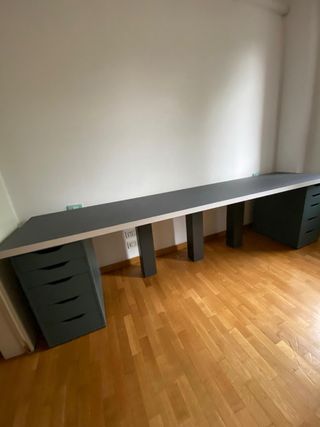 Scrivania lunga grigia e marrone