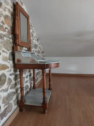 Palanganero antiguo con espejo y mármol