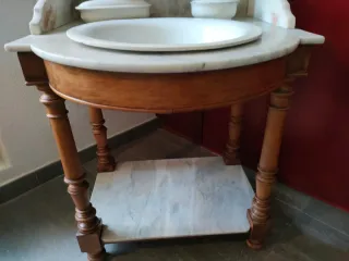 Palanganero antiguo con espejo y mármol