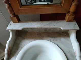 Palanganero antiguo con espejo y mármol