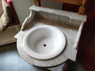 Palanganero antiguo con espejo y mármol