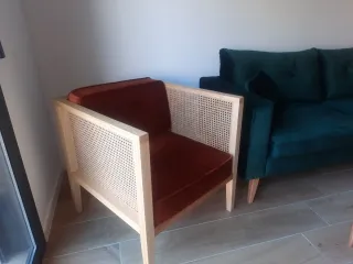 Muy bonito sofa, dos sillas, mesa de centro, preci