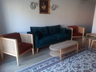 Muy bonito sofa, dos sillas, mesa de centro, preci