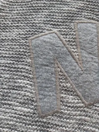 Jersey gris con letras NYC 12-13 años