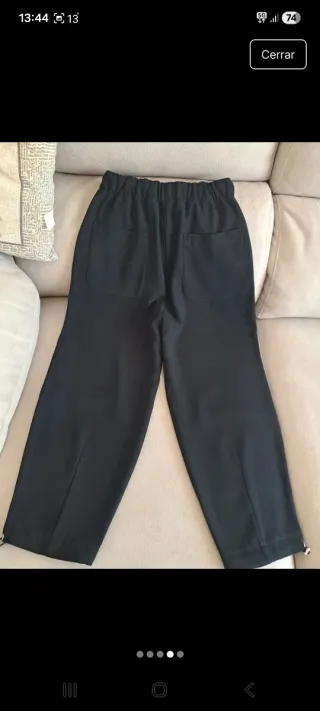 Pantalón tobillero negro con cremallera