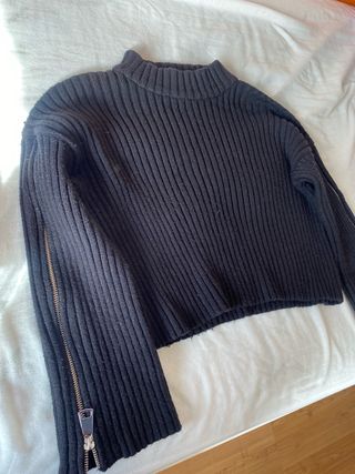 Jersey negro de cuello alto con cremalleras