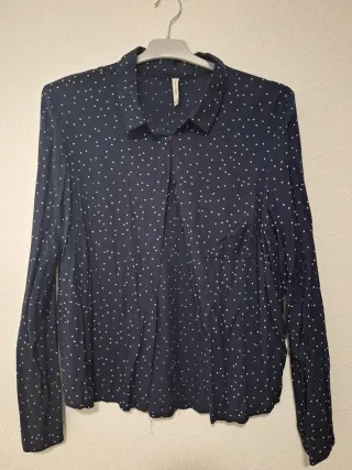 Blusa azul con lunares blancos