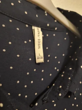 Blusa azul con lunares blancos