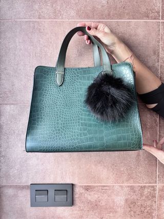 Bolso verde oscuro con pompón negro