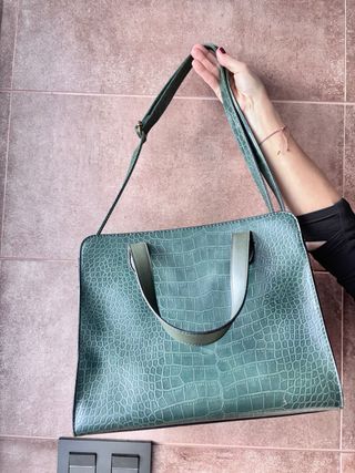 Bolso verde oscuro con pompón negro