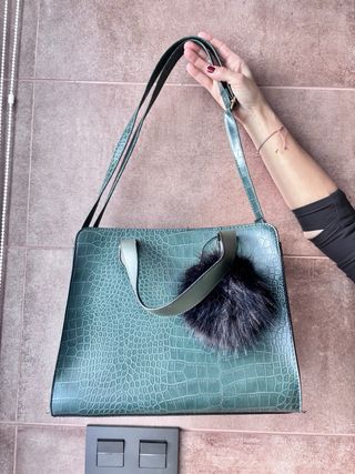 Bolso verde oscuro con pompón negro