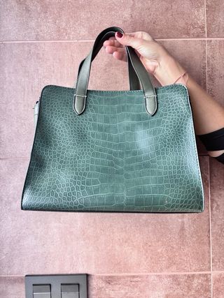 Bolso verde oscuro con pompón negro