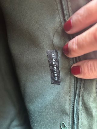 Bolso verde oscuro con pompón negro