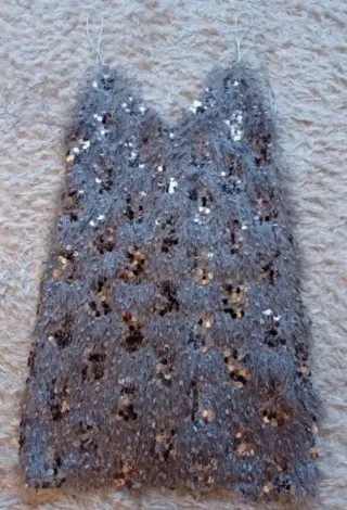 Vestido Zara lentejuelas y plumas gris S