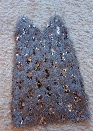 Vestido Zara lentejuelas y plumas gris S