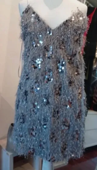 Vestido Zara lentejuelas y plumas gris S