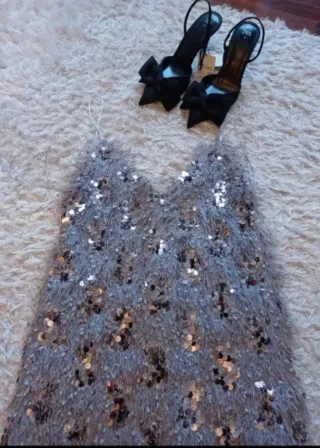 Vestido Zara lentejuelas y plumas gris S