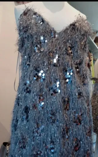 Vestido Zara lentejuelas y plumas gris S