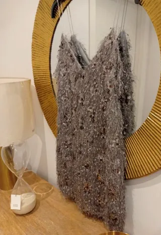 Vestido Zara lentejuelas y plumas gris S