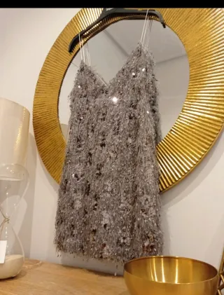 Vestido Zara lentejuelas y plumas gris S