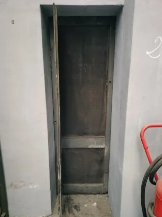 Puerta de servicio madera 2 porticones y malla