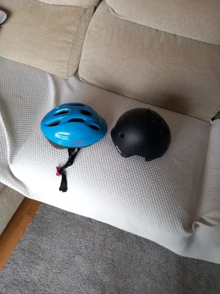 Cascos de protección azul y negro