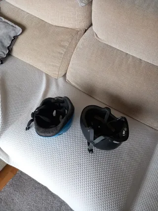 Cascos de protección azul y negro