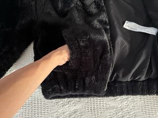 Cazadora efecto pelo con capucha