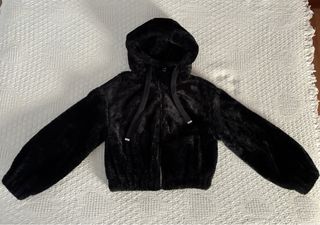 Cazadora efecto pelo con capucha