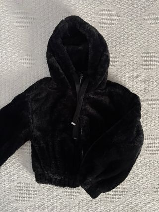 Cazadora efecto pelo con capucha