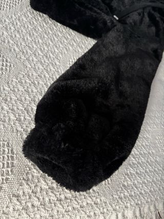 Cazadora efecto pelo con capucha